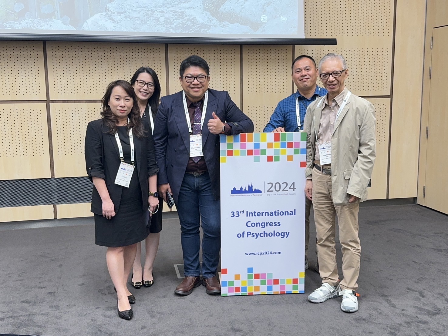 祝賀臺大進修推廣學院事業經營碩士在職學位學程(PMBA)108級校友柯駿程、109級黃𠄘章、110級劉哲伶，在戚樹誠教授的指導與帶領下，於今年7月間赴捷克布拉格參加第33屆國際心理學大會（33rd International Congress of Psychology, ICP 2024），並於會中進行了精彩的Oral Presentation！