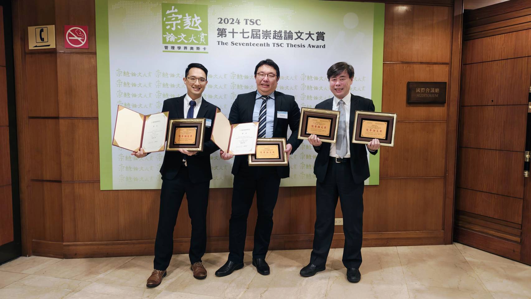 恭賀本學院 PMBM 俞大鈞、袁治平同學榮獲「第十七屆（2024）崇越論文大賞生技醫療類優等論文獎」