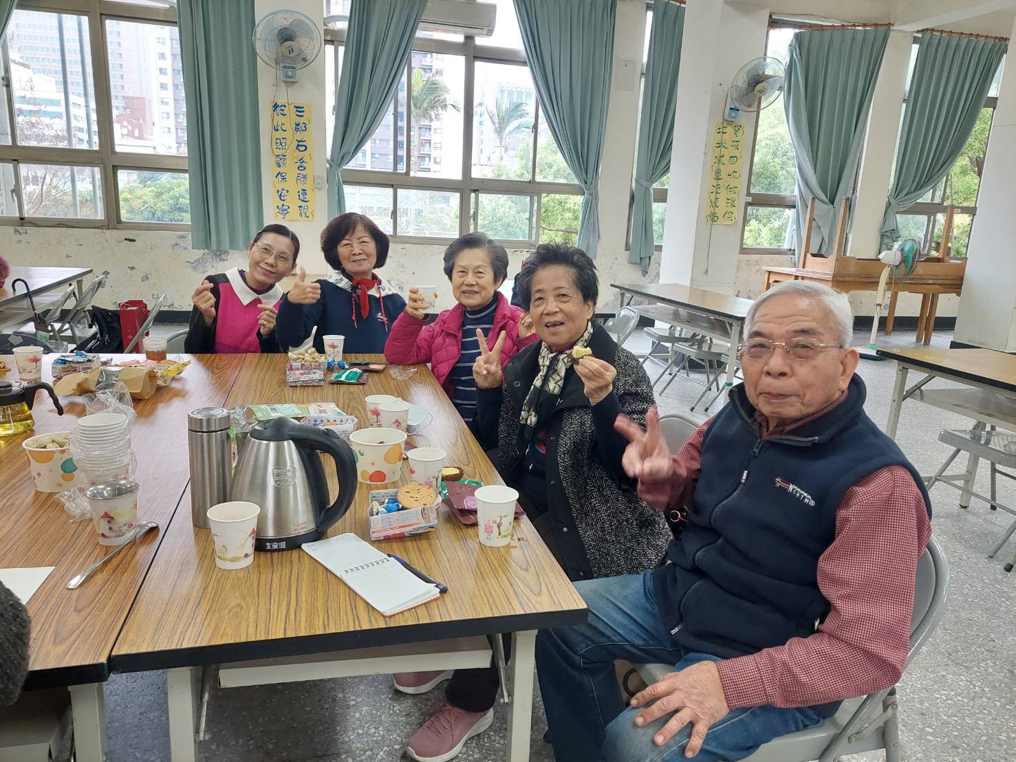 臺大進修推廣學院首期跨世代領導人班學員，大自在身心靈調御股份有限公司鍾環貝董事長經營樂活產業不遺餘力，身心靈養生課程桃園班於今(114)年3月初，特別赴桃園區舉辦開學典禮