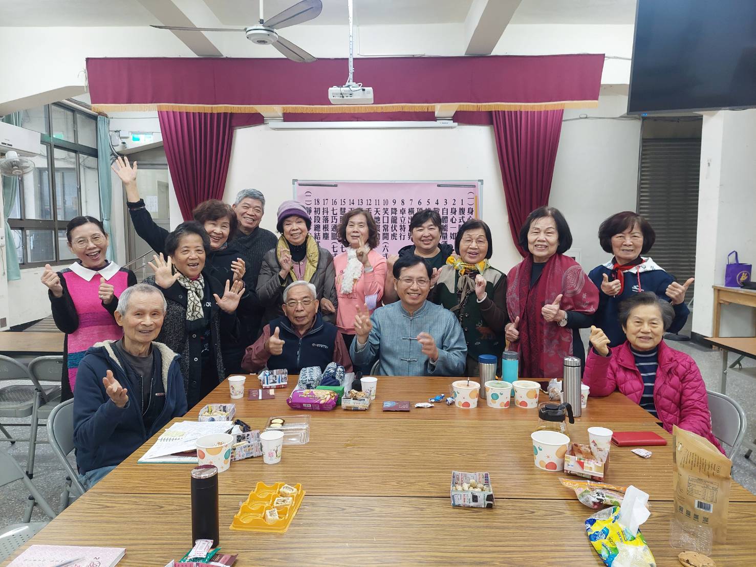 臺大進修推廣學院首期跨世代領導人班學員，大自在身心靈調御股份有限公司鍾環貝董事長經營樂活產業不遺餘力，身心靈養生課程桃園班於今(114)年3月初，特別赴桃園區舉辦開學典禮
