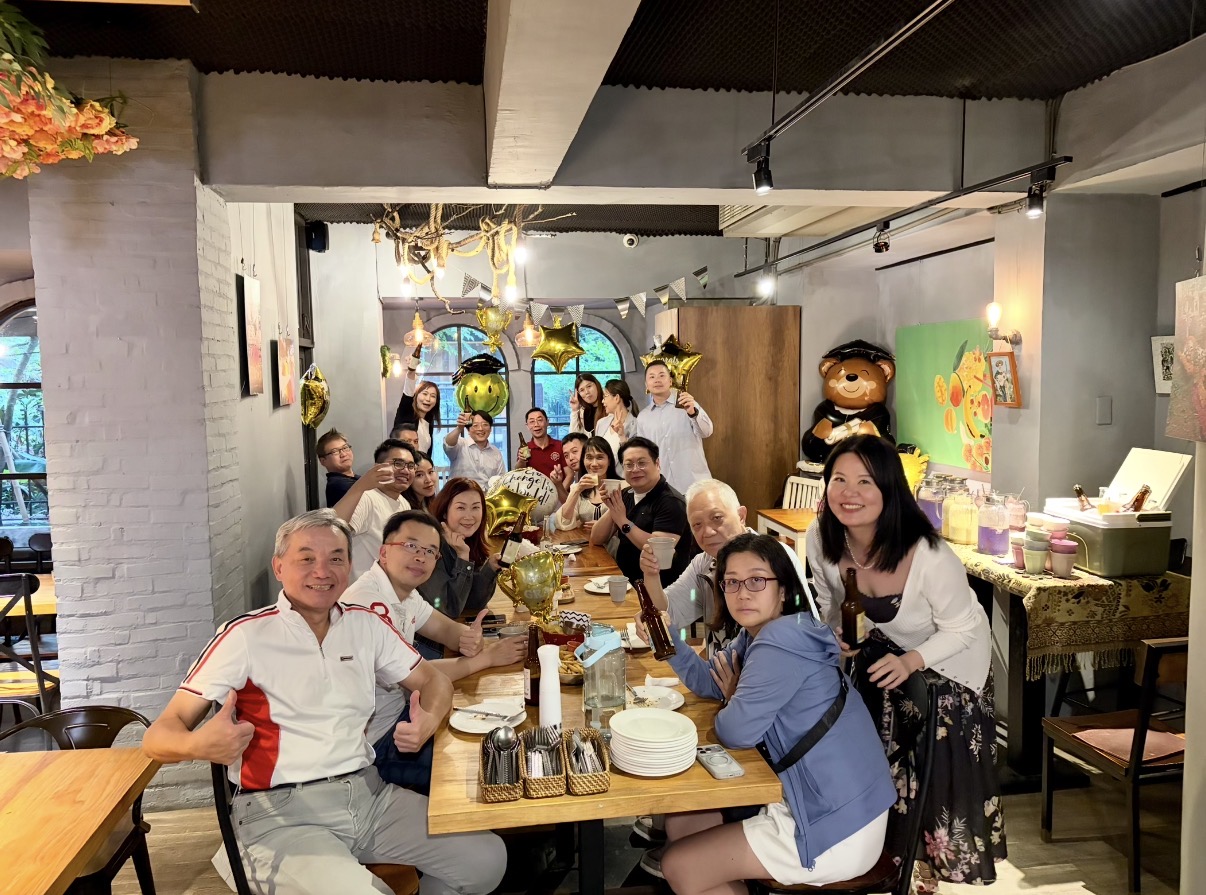 這一晚，我們為這段旅程乾杯！